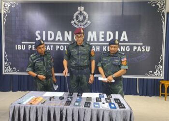 BALVEER Singh Mahindar Singh menunjukkan sebahagian barangan yang dirampas susulan penahanan tiga warga tempatan dan 16 PATI Myanmar di Jitra, Kubang Pasu.