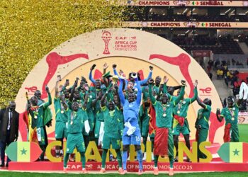 PEMAIN Senegal menjulang trofi Piala Negara-Negara Afrika (AFCON) selepas menewaskan Maghribi pada aksi final - AFP