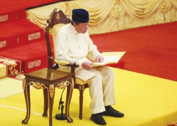 SULTAN Sharafuddin Idris Shah menyampaikan titah pada Istiadat Pengurniaan Watikah Pelantikan Kepada Nazir-Nazir dan Imam-Imam Masjid Seluruh Selangor di Istana Alam Shah Klang, semalam. – UTUSAN/AFIQ RAZALI