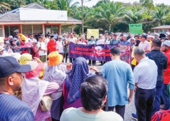 LEBIH 200 penduduk berhimpun secara aman bagi menyuarakan bantahan terhadap pembinaan ladang babi berpusat di Bukit Tagar, dekat Felda Sungai Tengi Selatan, Hulu Selangor, Selangor, semalam. 
– UTUSAN/SADDAM YUSOFF