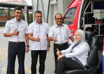 SHARUL Azwa (hujung kanan) bergambar bersama van Rapid On-Demand (ROD) kendalian Prasarana Malaysia Berhad.