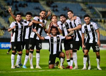 ENGKU Nur Shakir Engku Yacob (tengah) meraikan jaringan gol bersama rakan pasukannya ketika TFC bertemu DPMM FC dalam saingan Liga Super di Stadium Sultan Mizan Zainal Abidin, Kuala Nerus, Terengganu malam ini. - UTUSAN/PUQTRA HAIRRY