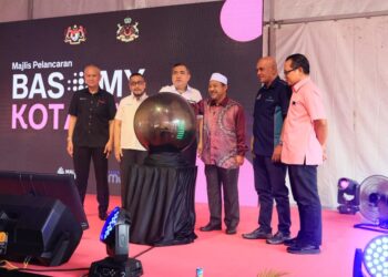 ANTHONY Loke Siew Fook (tiga dari kiri) bersama Mohd. Nassuruddin Daud (tiga dari kanan) bersama-sama semasa melakukan gimik semasa Pelancaran Program Transformasi Perkhidmatan Bas Berhenti-Henti (SBST)-Bas.My di pekarangan Stadium Sultan Muhammad IV, Kota Bharu, Kelantan.- UTUSAN/KAMARUL BISMI KAMARUZAMAN
