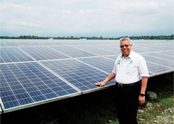 GUNTOR Tobeng menunjukkan panel solar.