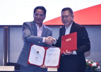 AZAM Baki dan Canselor HELP University, Datuk Profesor Dr. Paul Chan bertukar dokumen memorandum persefahaman di Bukit Kiara, Kuala Lumpur, hari ini. -UTUSAN/M. FIRDAUS M. JOHARI