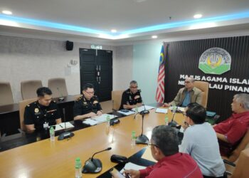 PEMBENTANGAN tujuh syor oleh Pengarah SPRM Pulau Pinang, Datuk S. Karunanithy kepada MAINPP yang diwakili Setiausahanya, Datuk Rosidi Hussain.