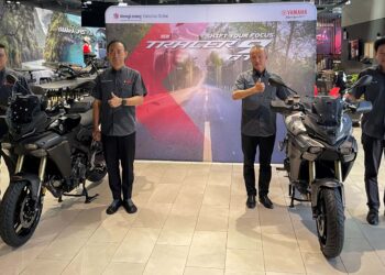 TIM Hoo (kiri) bersama pengurusan Yamaha memperkenalkan motosikal berkuasa tinggi kategori kembara, Tracer 9 GT di Sungai Buloh, Selangor, hari ini. - UTUSAN/ZABRY MOHAMAD