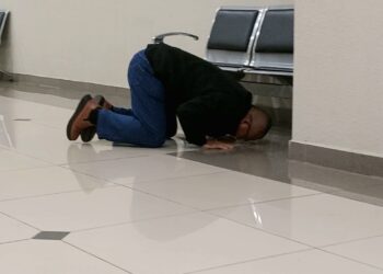 SHEIKH Hassan Sheikh Zainuddin melakukan sujud syukur selepas Mahkamah Tinggi Kuantan di Kuantan, Pahang membebaskannya daripada pertuduhan salah guna kuasa.