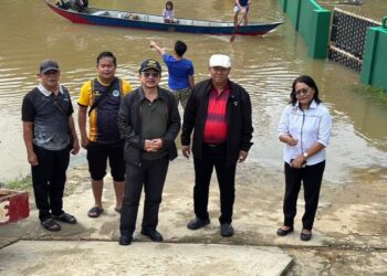 OMAR Mahli (tiga dari kiri) ketika meninjau salah sebuah sekolah yang banjir baru-baru ini.