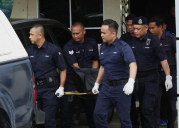 PASUKAN polis membawa mayat mangsa dari rumah untuk dibawa ke Hospital Sri Aman bagi bedah siasat.