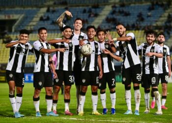 ENGKU Nur Shakir Engku Yacob meraikan jaringan bersama rakan sepasukannya ketika bertemu UM-Damansara United  dalam saingan Piala Malaysia di Stadium Sultan Mizan Zainal Abidin, Gong Badak, Kuala Nerus, Terengganu. -UTUSAN/PUQTRA HAIRRY