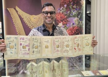 Mohamad Shaifudeen Mohamed Sirajudeen menunjukkan koleksi syiling emas Wira dan Manja.