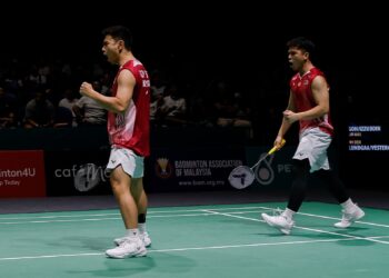 Aksi pasangan beregu lelaki negara, Goh Sze Fei dan Nur Izzuddin ketika menentang pasangan Denmark, Daniel Lundgaard dan Mads Vestergaard pada pusingan pertama Kejohanan Badminton Terbuka Malaysia 2026, di Stadium Axiata Arena, di sini hari ini. - UTUSAN/SHIDDIEQIIN ZON