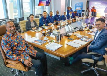 R. RAMANAN dalam Sesi Taklimat Korporat sempena lawatan rasmi ke Ibu Pejabat TalentCorp di Petaling Jaya, semalam. - UTUSAN/ISKANDAR ISHAK