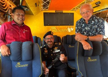 MOHD. Misuari Abdullah (tengah) menunjukkan tali pinggang keledar semasa memeriksa kemudahan itu di dalam sebuah bas di Kota Bharu, Kelantan. -  UTUSAN/ ROSLIZA MOHAMED