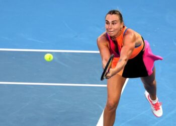 Aryna Sabalenka membalas pukulan lawannya dari Perancis, Tiantsoa Sarah dalam aksi perseorangan wanita tenis Terbuka Australia di Melbourne, semalam. - AFP