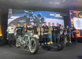 RONNIE Chen (lapan dari kanan) dalam majlis pelancaran motosikal Thunder Custom di Sepang, Selangor, baru-baru ini. - UTUSAN/ZABRY MOHAMAD