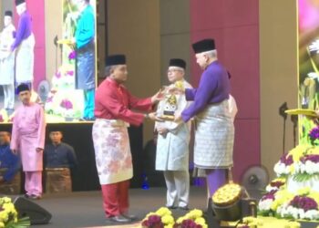 SULTAN Nazrin Muizzuddin Shah menyampaikan hadiah kepada Cik Hasnul Taqiyuddin Cik Sazali yang diumumkan sebagai johan qari Tilawah al-Quran peringkat negeri Perak di Ipoh.