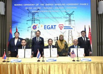 HASMARIZAL Hassan (depan, kanan) pada majlis pemeteraian perjanjian tersebut di ibu pejabat EGAT di Nonthaburi, Thailand.