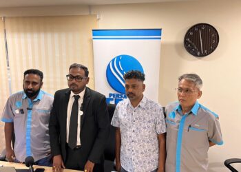 M. NATHAN (kiri), panel peguam TPAD (kedua kiri) bersama pemandu e-hailing dalam sidang akhbar di Ibu Pejabat TPAD Mont Kiara, di sini hari ini.