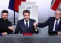 PRESIDEN Perancis, Emmanuel Macron, Perdana Menteri Britain, Keir Starmer dan Presiden Ukraine, Volodymyr Zelensky, menandatangani deklarasi tiga hala kelmarin.- AGENSI