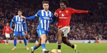 PEMAIN Manchester United, Patrick Dorgu mengasak pemain Brighton, Jack Hinshelwood pada aksi pusingan ketiga Piala FA di Old Trafford-AFP