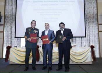 ARMAN Rumaizi Ahmad (kiri) pada majlis menandatangani MoA antara UPNM, TNB dan Synergy Generated di Zenith Hotel, Putrajaya.