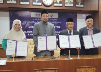 ASRENEE Ab. Razak (kiri) dan Ismail Md. Noor (dua dari kanan) serta Dekan PPSP, Prof. Dr. Kamarul Aryffin Baharuddin (dua dari kiri) pada Majlis Menandatangai MoU Antara USM dan PPKMBNK di USM Kampus Kesihatan Kubang Kerian, Kota Bharu, Kelantan. - UTUSAN/MUSTAQIM MOHAMED