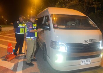 MOHD. Misuari Abdullah (depan) memeriksa van persendirian dari Thailand semasa Op Khas Tunggak dan Teknikal di Stesen Penguatkuasa Jabatan Pengangkutan Jalan Bukit Bunga, Tanah Merah, Kelantan. - UTUSAN/ROSMIZAN RESDI