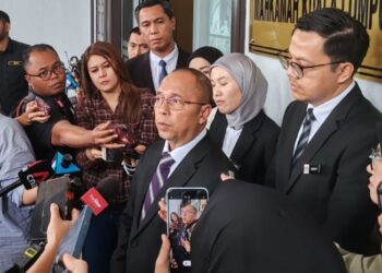 WAN Shaharuddin Wan Ladin semasa sidang akhbar di pekarangan Kompleks Mahkamah Kuala Lumpur, di sini hari ini.
