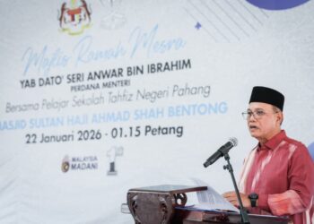 WAN Rosdy Wan Ismail berucap sempena Majlis Perjumpaan Bersama Warga Maahad Seluruh Bentong di Masjid Sultan Haji Ahmad Shah, di sini hari ini. - UTUSAN/MUHAMAD IQBAL ROSLI