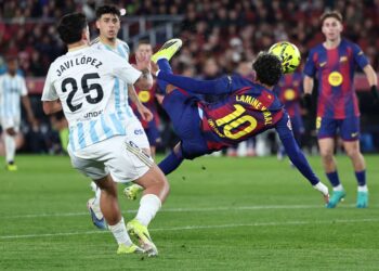 Jaringan ketiga Barcelona hadir menerusi sentuhan istimewa Lamine Yamal yang menyempurnakan hantaran Olmo dengan sepakan gunting mengagumkan. - AFP