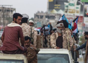 PUAK Sabahiha berkumpul semasa perhimpunan menyokong STC di Dataran Khormaksar, di bandar pelabuhan pesisir Aden.-AFP