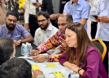 HANNAH Yeoh (kanan) berbincang bersama pegawai dan agensi berkaitan bagi menyelaras pelaksanaan pemindahan Kuil Dewi Sri Pathrakaliamman.