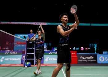 Ong Yew Sin (kanan) bersama Teo Ee Yi (kiri).