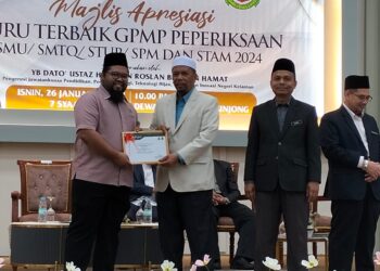 WAN Roslan Wan Hamat (dua kiri) menyampaikan sijil kepada guru terbaik pada Majlis Apresiasi Guru Terbaik Gred Purata Mata Pelajaran Peperiksaan SMU/SMTQ/STUP/SPM/STAM Tahun 2024 di Yayasan Islam Kelantan (YIK) Tunjong Kota Bharu, Kelantan. - UTUSAN/ ROHANA ISMAIL