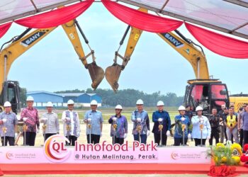 AHMAD Zahid Hamidi (lima dari kiri) pada majlis pecah tanah Taman  Industri QL Innofood di Hutan Melintang di Bagan Datuk. - UTUSAN/AIN SAFRE BIDIN