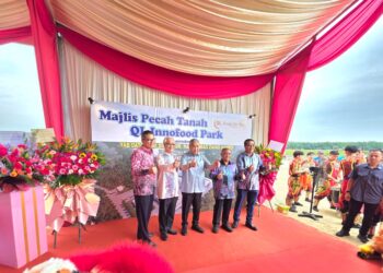 AHMAD Zahid Hamidi (tengah) pada majlis pecah tanah Taman  Industri QL Innofood di Hutan Melintang di Bagan Datuk. - UTUSAN/AIN SAFRE BIDIN