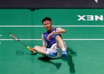 Aksi pemain perseorangan lelaki negara, Lee Zii Jia ketika menentang pemain India, Ayush Shetty pada pusingan pertama Kejohanan Badminton Terbuka Malaysia 2026, di Stadium Axiata Arena, di sini hari ini. - UTUSAN/SHIDDIEQIIN ZON