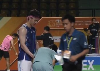 Kelihatan Lee Zii Jia (kiri) sedang dirawat petugas perubatan akibat kecederaannya pada aksi suku akhir Thailand Masters menentang Alwi Farhan dari Indonesia di Stadium Nimibutr, Bangkok, hari ini. - IHSAN LAMAN X