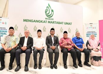 ZULKIFLI Hasan (tengah) dan Timbalan Yang Dipertua, Yayasan Dakwah Islamiah Malaysia (YADIM), Dr. Adi Anuar Azmin (kiri) semasa Program Konvensyen Dakwah Negara, di Serdang, hari ini.