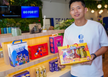 NG Chun How menunjukan sebahagian produk barangan pengguna cepat laris (FMCG) keluaran Zus Coffee di Shah Alam baru-baru ini