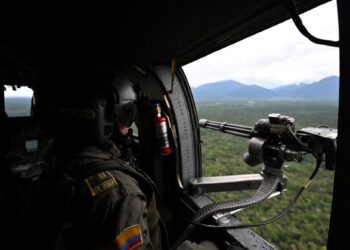 PEGAWAI polis membuat pemerhatian di kawasan penanaman koka di perbandaran Villagarzon di wilayah Putumayo, Colombia.-AFP