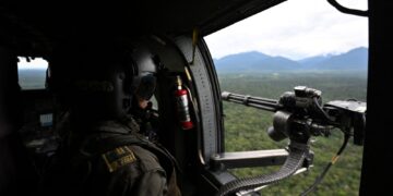 PEGAWAI polis membuat pemerhatian di kawasan penanaman koka di perbandaran Villagarzon di wilayah Putumayo, Colombia.-AFP