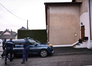 ANGGOTA polis berkawal di luar lokasi mayat dua bayi ditemukan dalam peti beku di sebuah kediaman di Aillevillers-et-Lyaumont, timur Perancis.-AFP