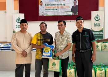 AKMAL Nasrullah Mohd Nasir (dua kanan) menyampaikan barangan keperluan dapur pada program Kempen Seorang Sekampit Beras  (KSSB) Kali Ke- 20 Tahun 2026 di Dewan Projek Perumahan Rakyat Rumah (PPRT) Sri Stulang , Johor Bahru hari ini. - UTUSAN/BAAZLAN IBRAHIM