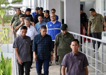 SAIFUDDIN Nasution Ismail diiringi Mohd. Shuhaily Mohd. Zain (kanan) melakukan lawatan ke pintu masuk di Kompleks ICQS Bukit Kayu Hitam, Kubang Pasu, Kedah, semalam. – MINGGUAN/SHAHIR NOORDIN