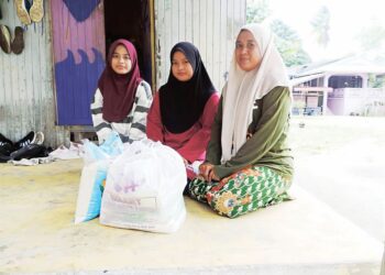 SITI Nurulakma Abd. Wahab (kanan) bersama dua anaknya semasa ditemui di Kampung Tok Rusa, Meranti, Pasir Mas, Kelantan.