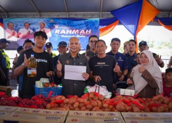 ARMIZAN Mohd Ali di Program Sentuhan Kasih, Jualan Rahmah Madani dan Advokasi Kepenggunaan bertempat di pekarangan Dewan SMK Pengalat, Papar, Sabah. - Ihsan KPDN