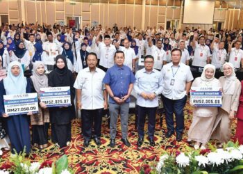 ABDUL Muie Ngah (tengah) bersama penerima manfaat kebajikan YGMB pada Persidangan  Kebangsaan Pengurusan Pendidikan Pengetua Sekolah Malaysia Kali Ke-63, baru-baru ini.